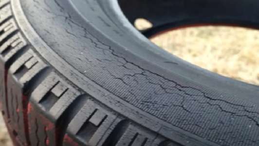 Почему на шинах появляются микротрещины и чем это опасно для водителей