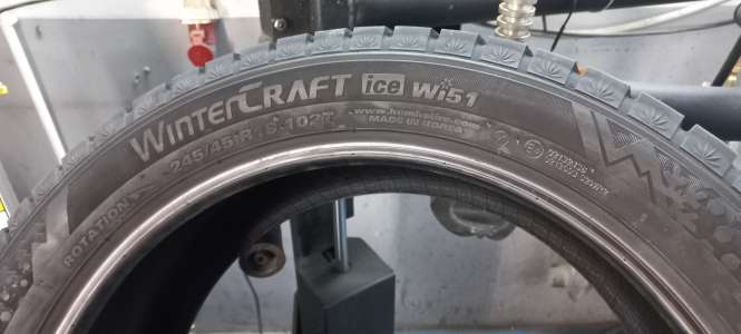 Kumho Wintercraft WI51 245/45 R19 102T