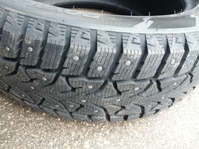 Royal Black Stud II 225/55 R19 103T